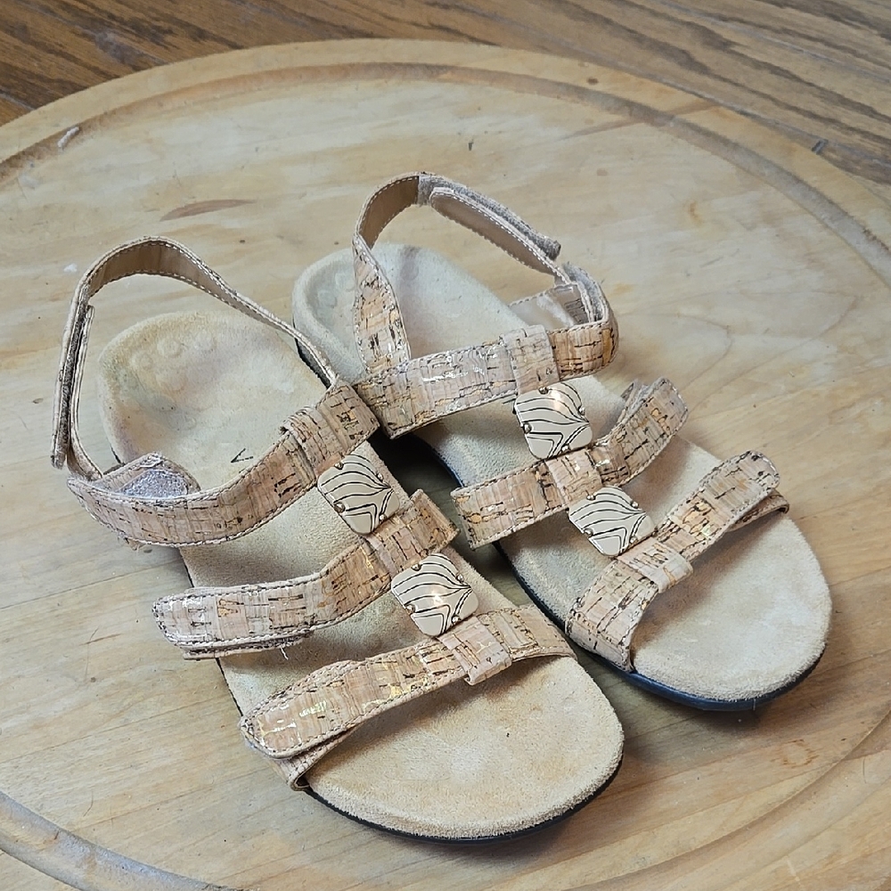 Vionic Tan cork Sandals
